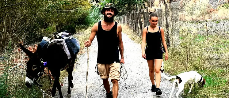 “Viaggiolento” nel Pollino: il cantastorie e la sua inseparabile asina che insegnano la lentezza tra arte e natura\n