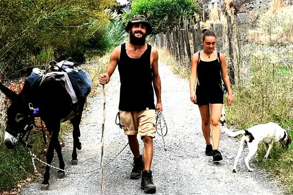 “Viaggiolento” nel Pollino: il cantastorie e la sua inseparabile asina che insegnano la lentezza tra arte e natura\n