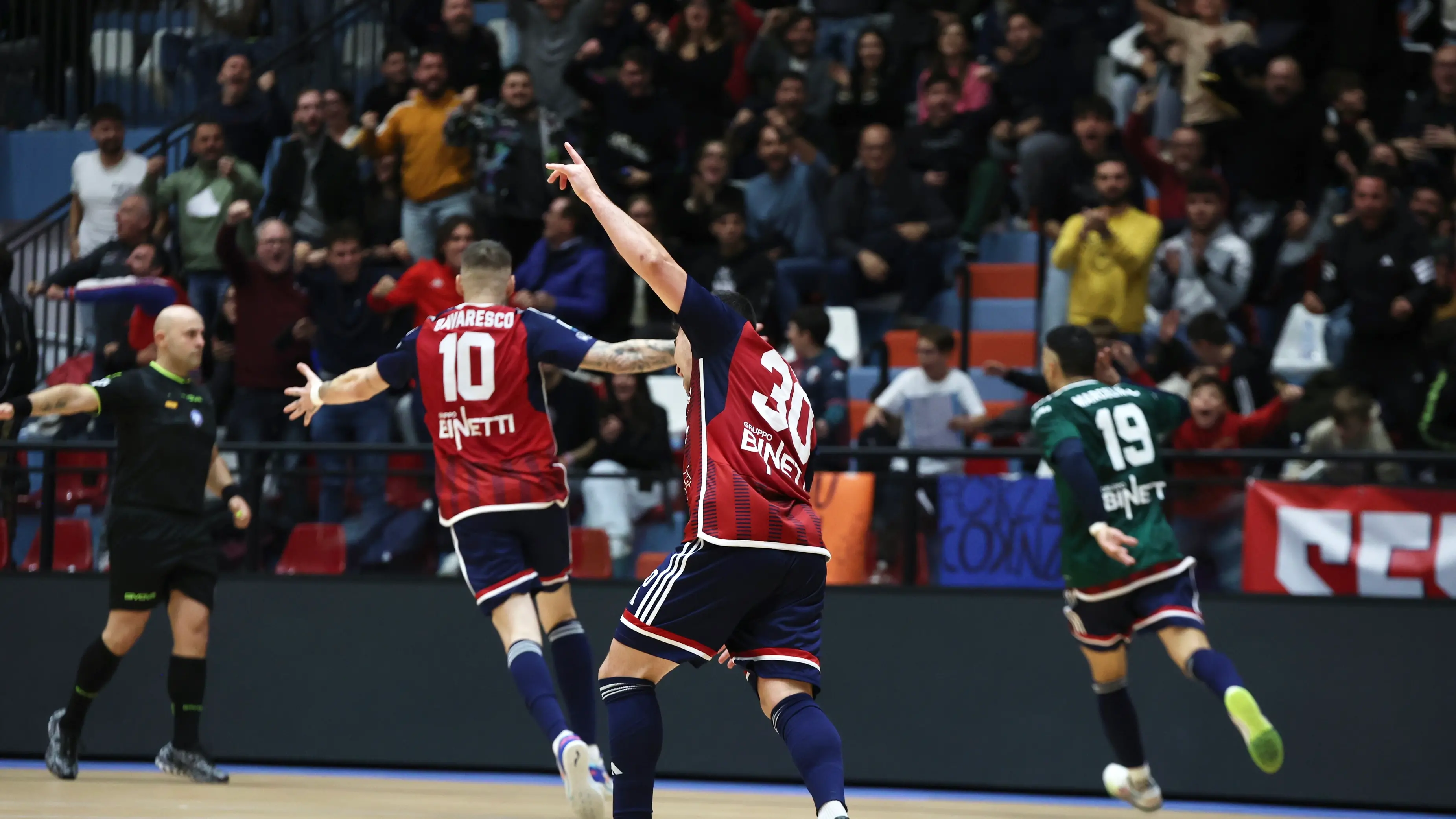 Pirossigeno Cosenza, cuore e rabbia: da 1-4 a 4-4 contro il Napoli Futsal, ma il pari brucia\n