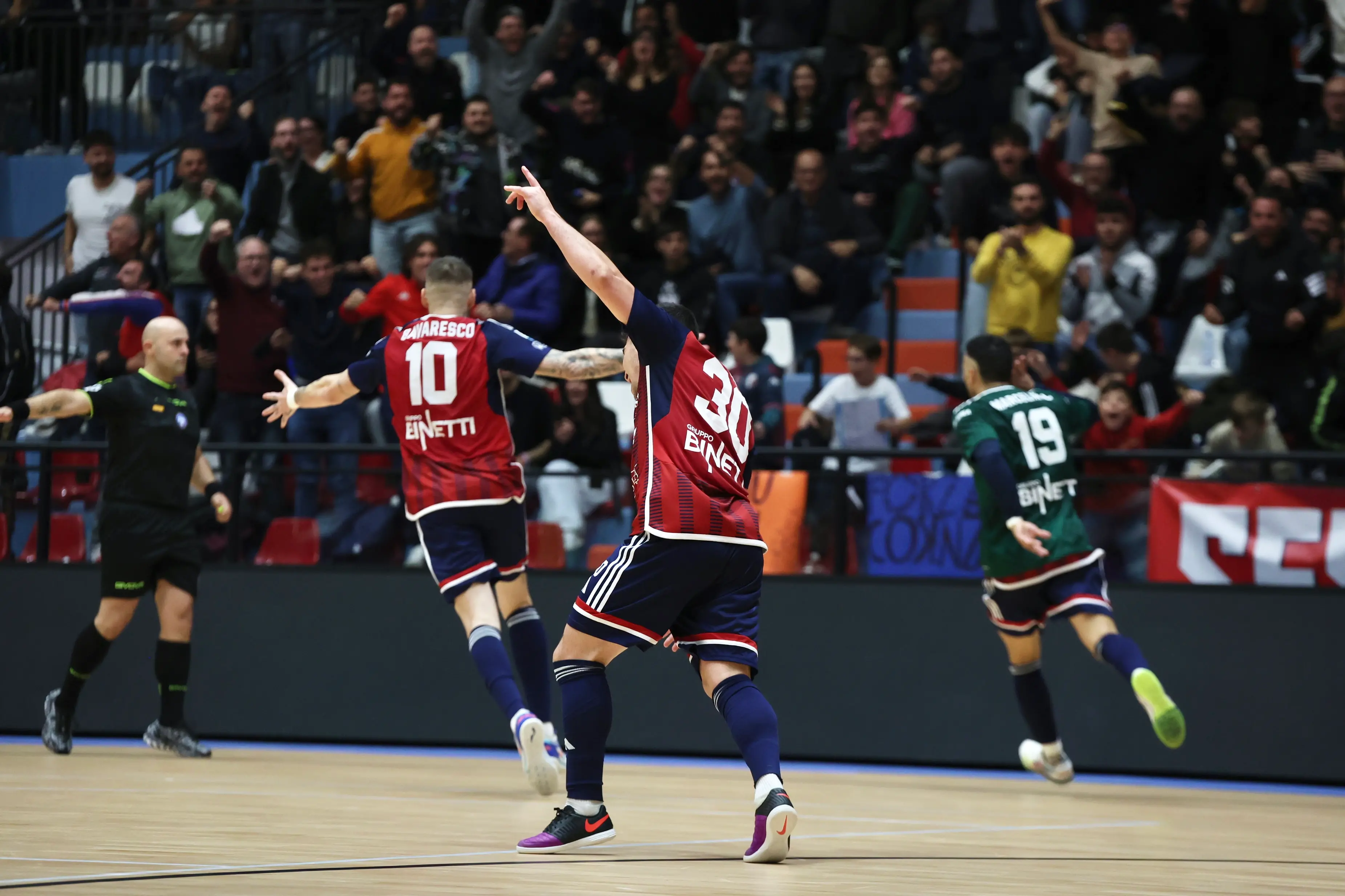 Pirossigeno Cosenza, cuore e rabbia: da 1-4 a 4-4 contro il Napoli Futsal, ma il pari brucia\n