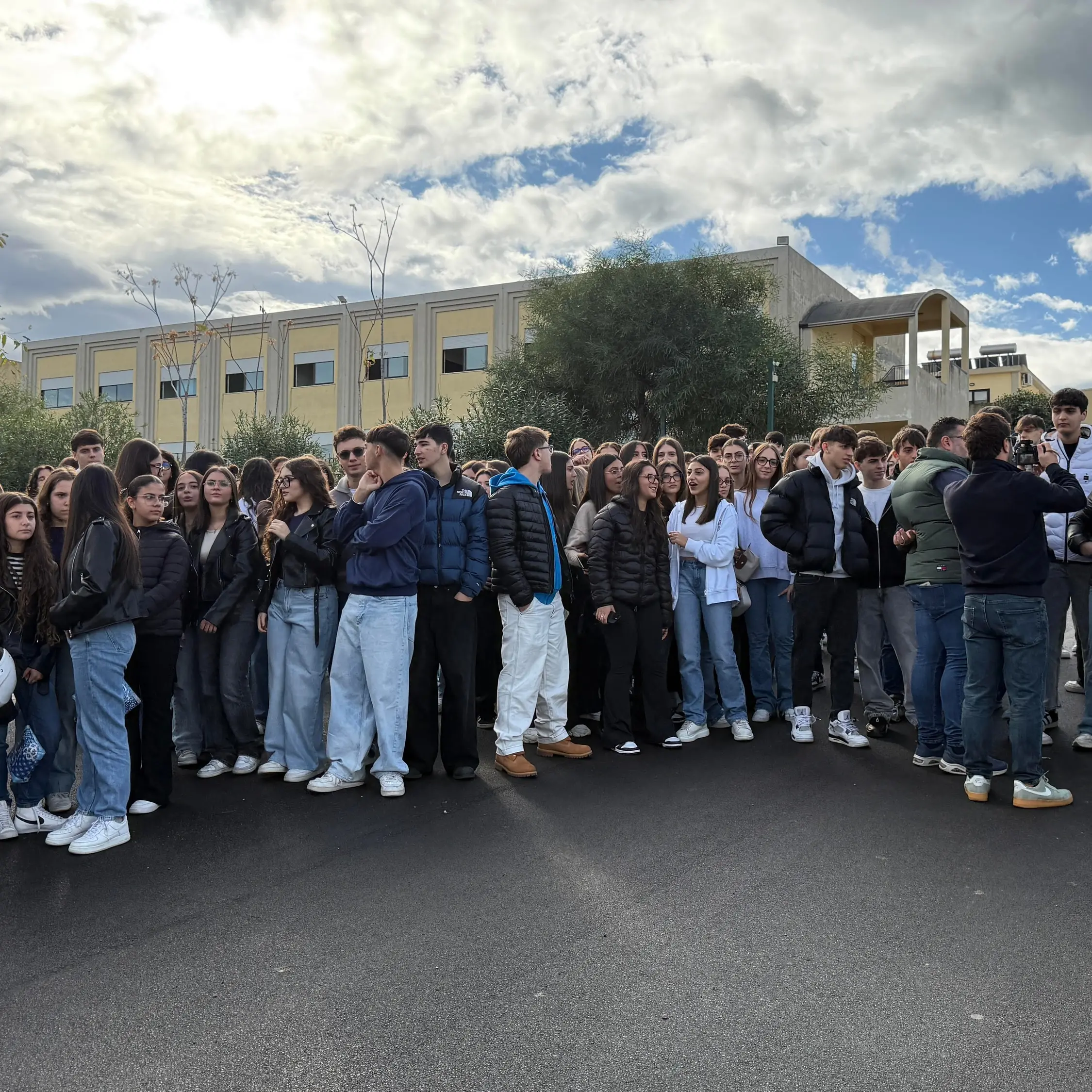 Rossano, studenti in presidio per l’acqua: «Da due mesi viviamo un’emergenza»