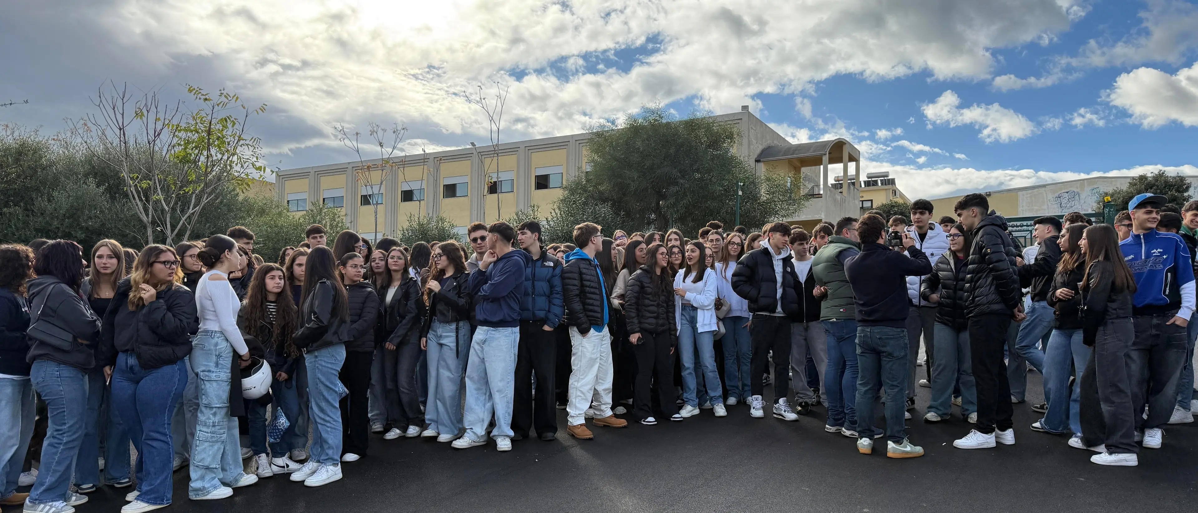 Rossano, studenti in presidio per l’acqua: «Da due mesi viviamo un’emergenza»