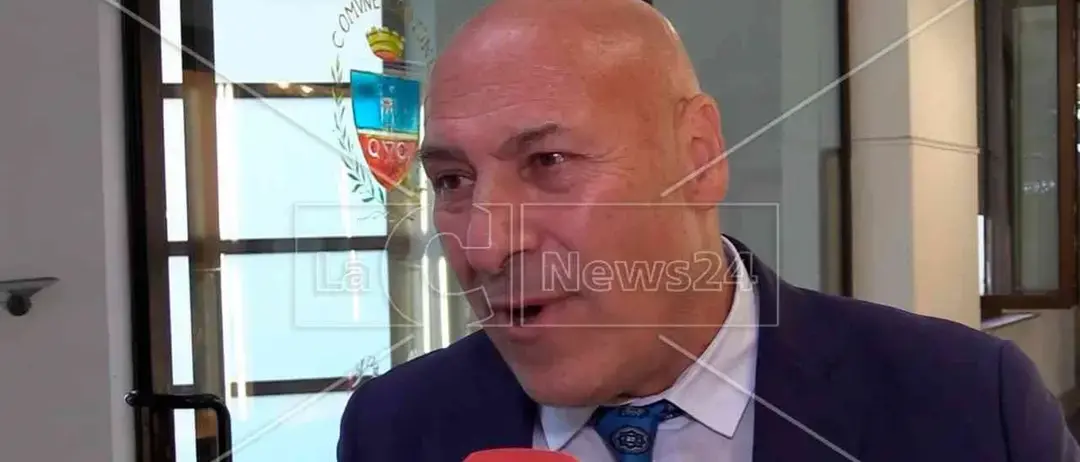 Si era dimesso dopo aver aggredito un consigliere, ora Voce può tornare sui propri passi e restare sindaco di Crotone\n