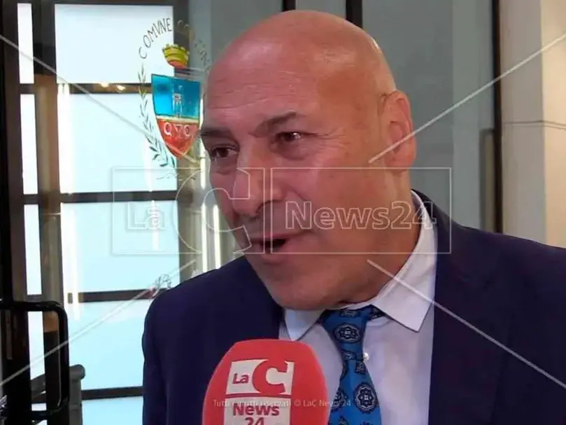 Si era dimesso dopo aver aggredito un consigliere, ora Voce può tornare sui propri passi e restare sindaco di Crotone