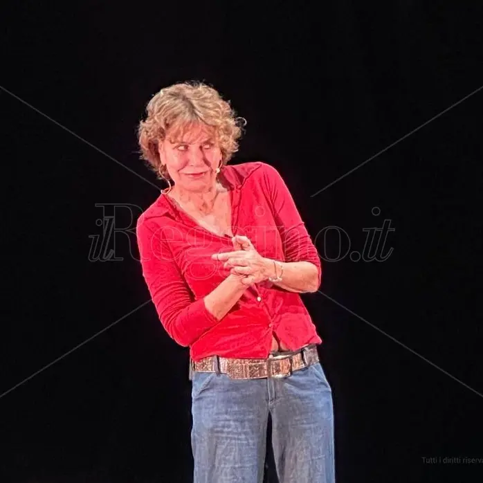 Caulonia, risate e applausi per Sabina Guzzanti e il suo monologo sulla libertà\n
