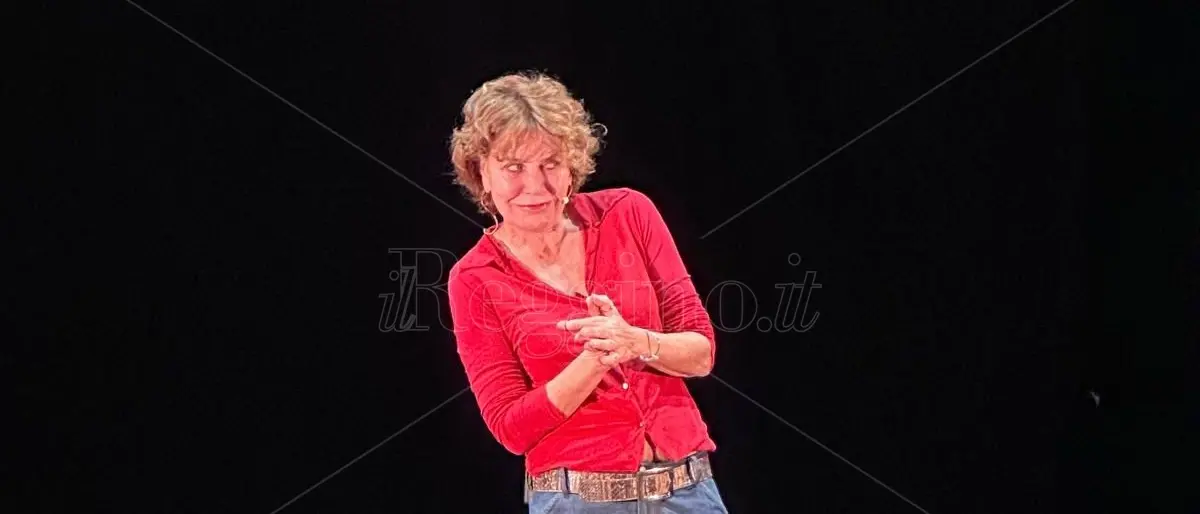 Caulonia, risate e applausi per Sabina Guzzanti e il suo monologo sulla libertà\n