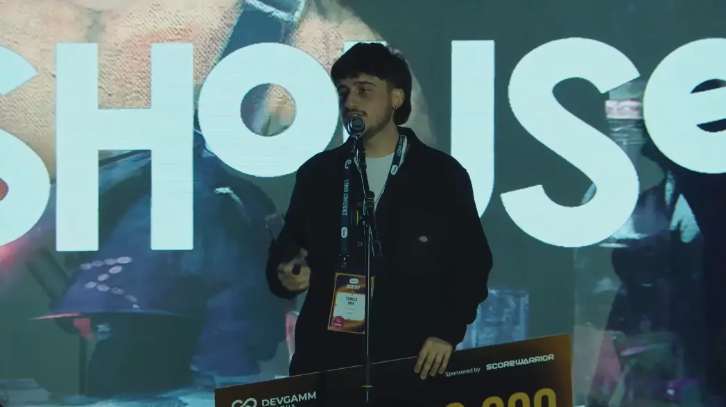 I videogames parlano cosentino: Camillo Bria ritira il premio “Developers’ choice”\u00A0ai DevGAMM di Lisbona