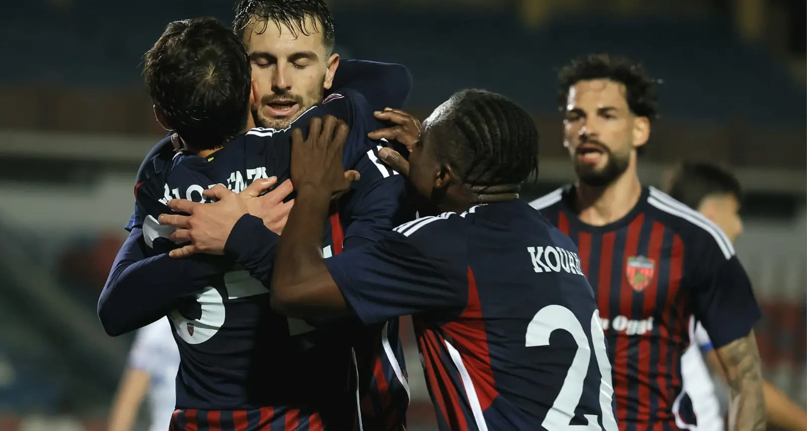 Il Cosenza asfalta il Casarano e torna alla vittoria: finisce 4-1 al “Marulla”