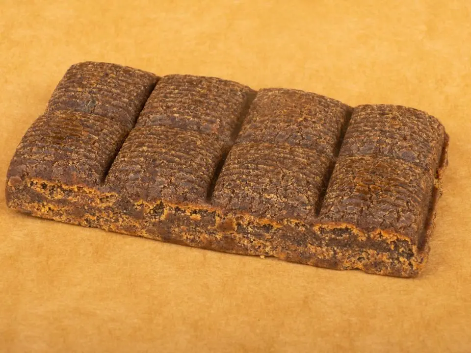 A spasso per le vie di Crotone con panetti di hashish: arrestato 36enne