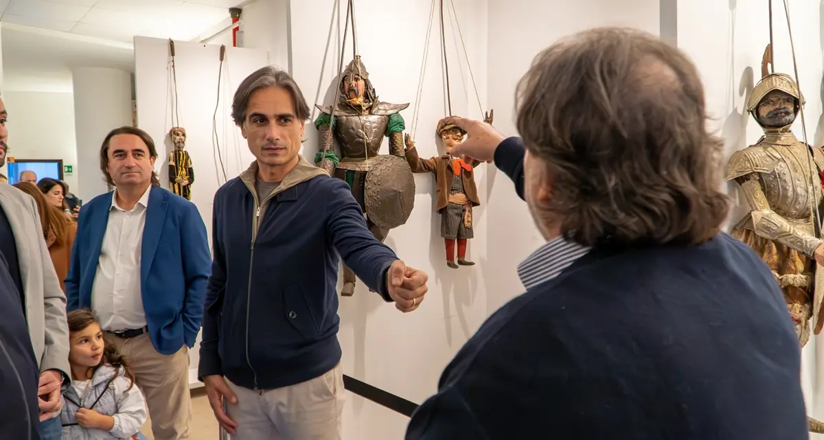 Al Castello Aragonese di Reggio la mostra “Buratto, Fili, Bastoni”