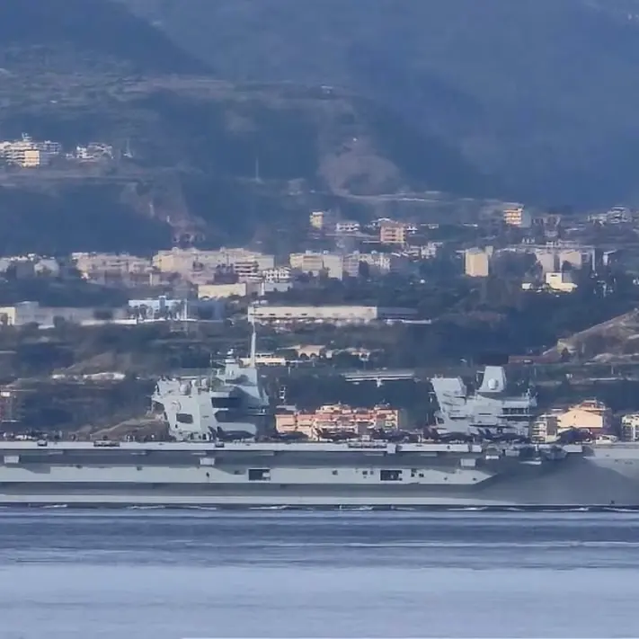 La Marina militare britannica in transito nello Stretto: lo scatto della portaerei Prince of Wales