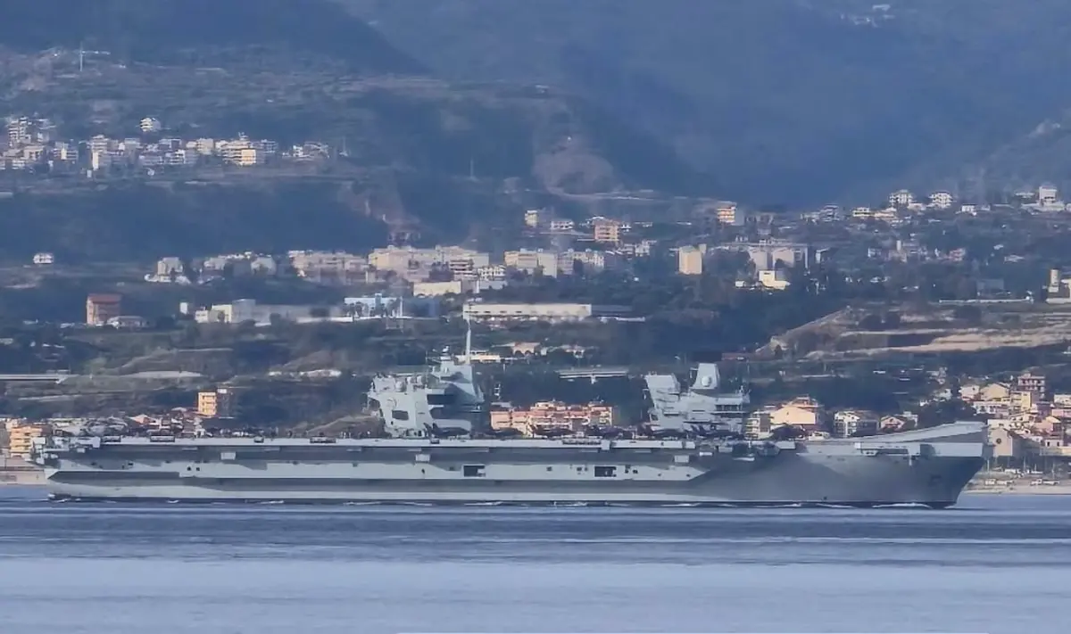 La Royal Navy in transito nello Stretto