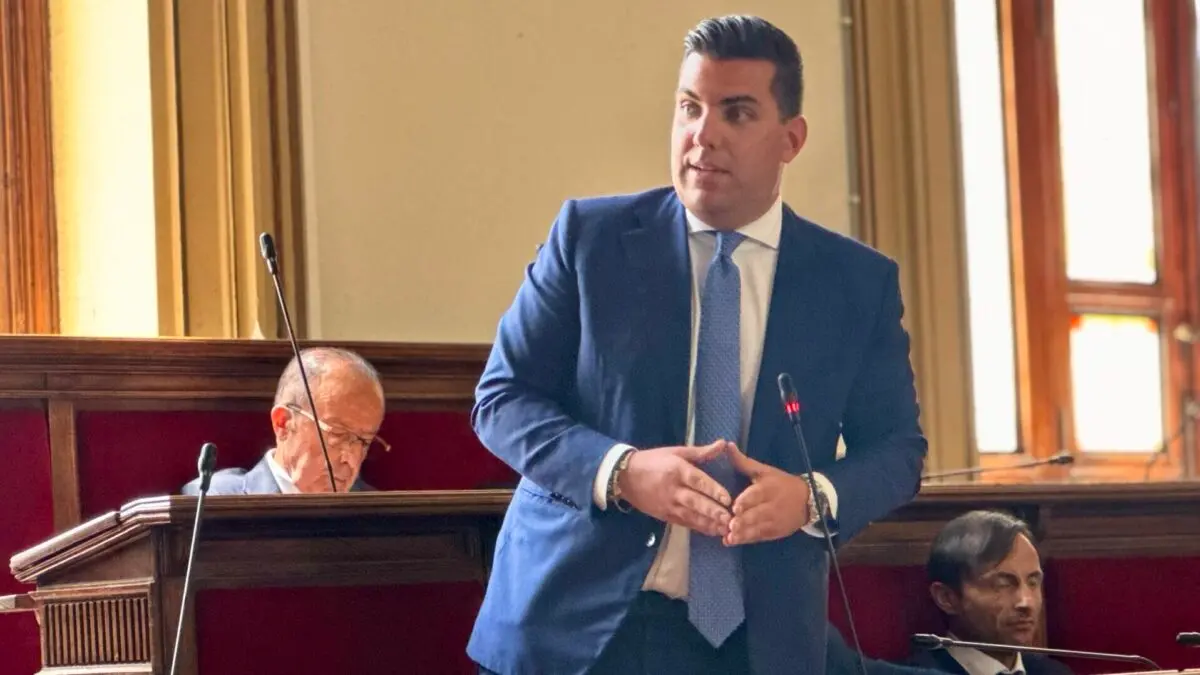 Palestra San Giovannello, Forza Italia difende Milia: «L’attore è Latella, ma di un film comico»\n