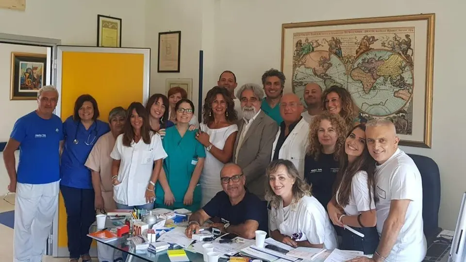 <p>Uno scatto che ritrae Beppe Vessicchio nelle stanze del reparto di Oncologia di Paola</p>\\n