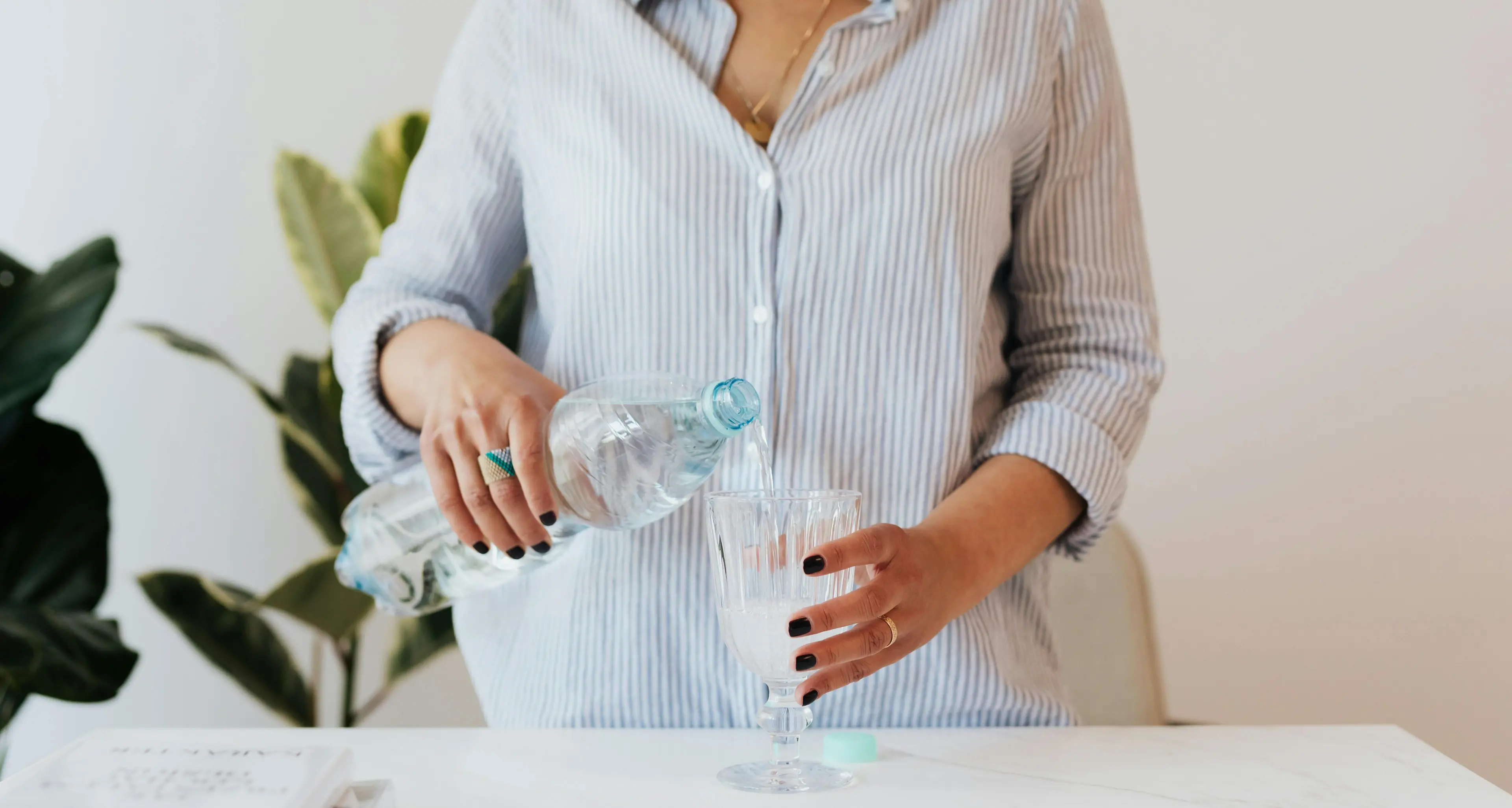 Acqua, in Italia aumentano spesa e consumi. Lo studio: «In 10 anni prezzi in crescita del +40%»\n