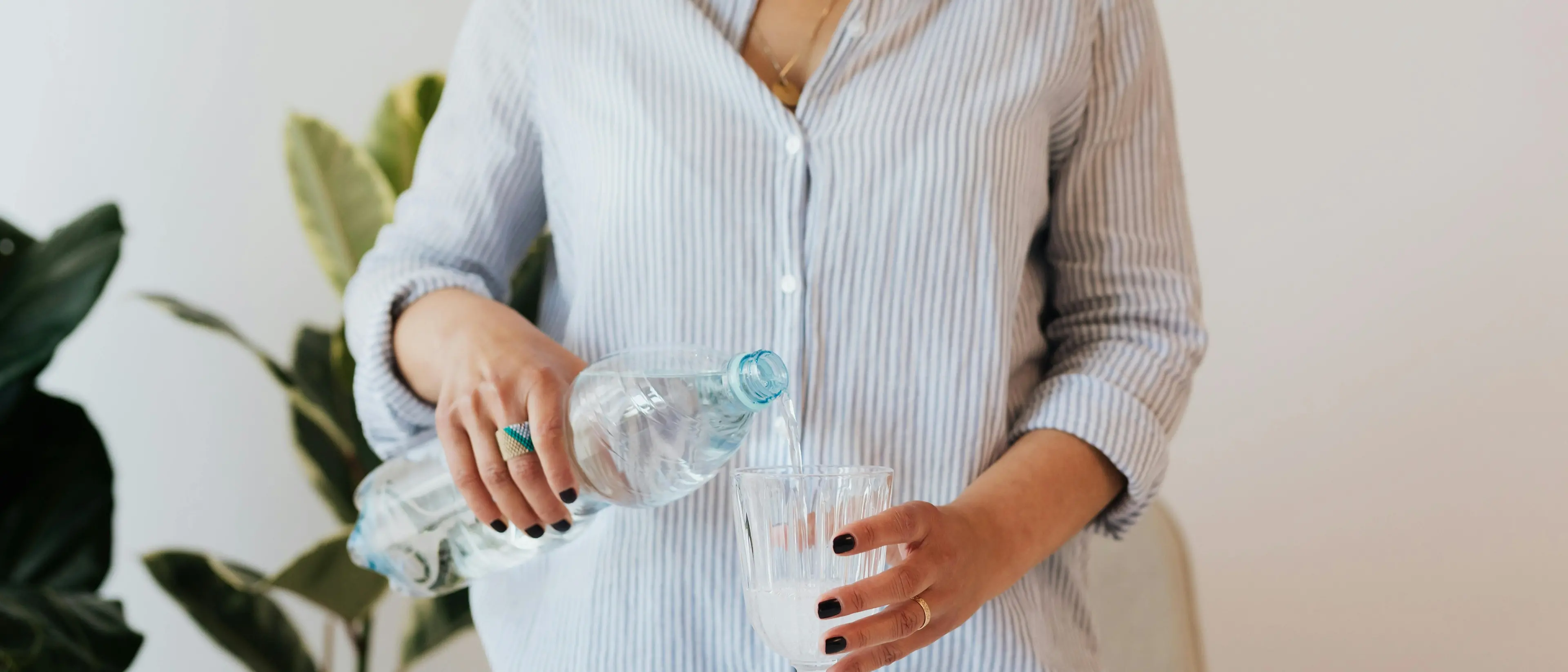 Acqua, in Italia aumentano spesa e consumi. Lo studio: «In 10 anni prezzi in crescita del +40%»\n