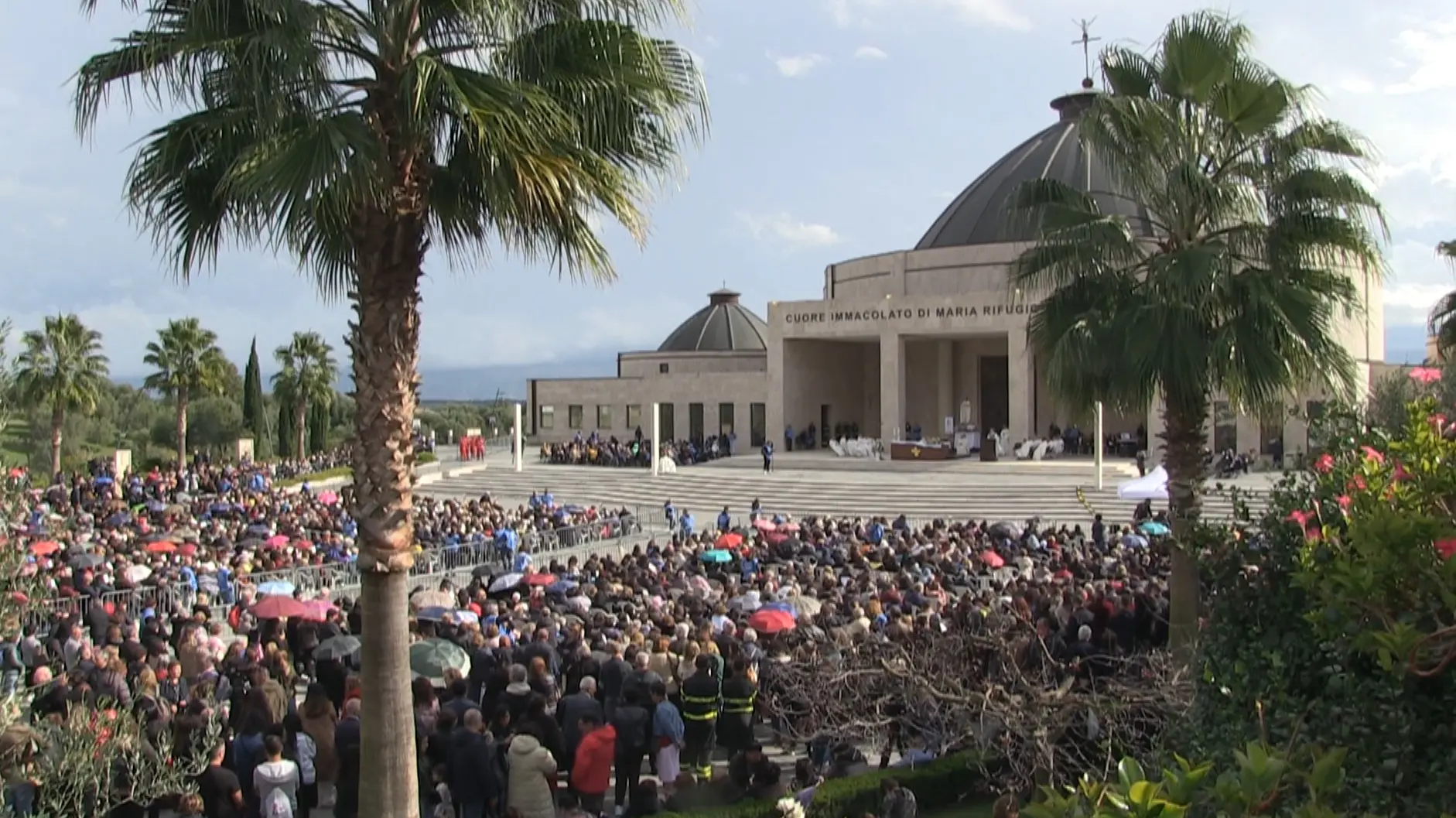 Migliaia di fedeli a Paravati per il 32° anniversario dell’arrivo della statua della Madonna a cui era devota Natuzza