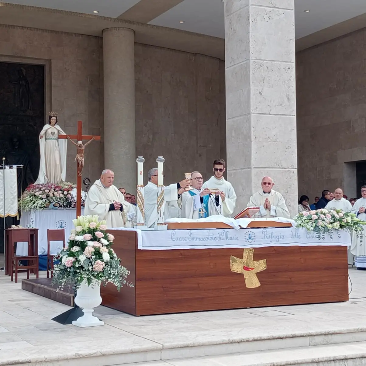 \n\nLa Madonna come appariva a Natuzza: una giovinetta con le braccia aperte al mondo. Il significato della cerimonia di oggi\n\n\n