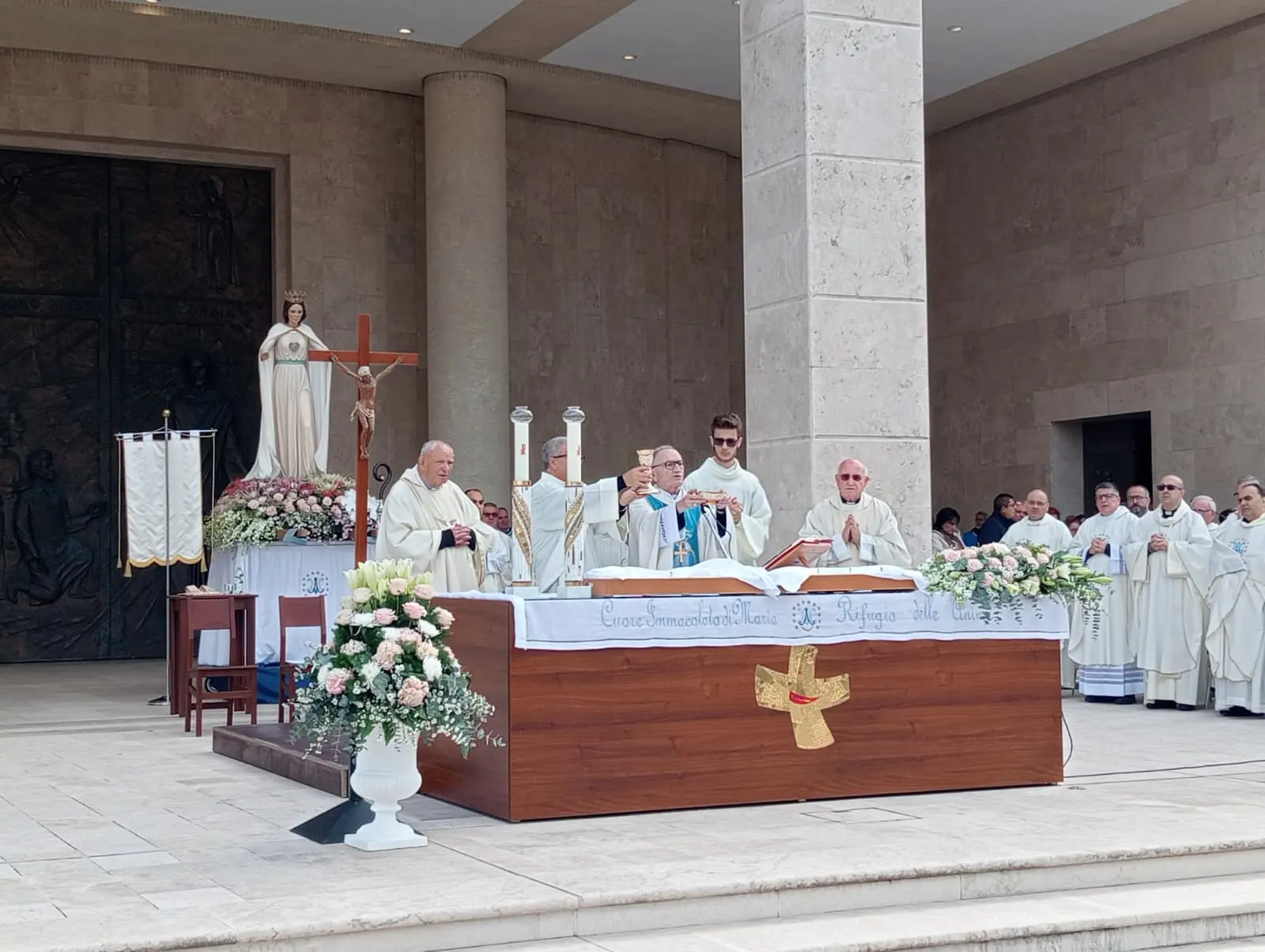 \n\nLa Madonna come appariva a Natuzza: una giovinetta con le braccia aperte al mondo. Il significato della cerimonia di oggi\n\n\n