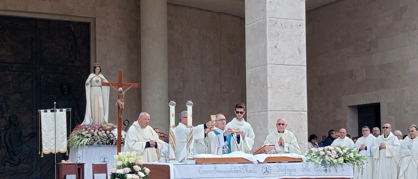 \n\nLa Madonna come appariva a Natuzza: una giovinetta con le braccia aperte al mondo. Il significato della cerimonia di oggi\n\n\n