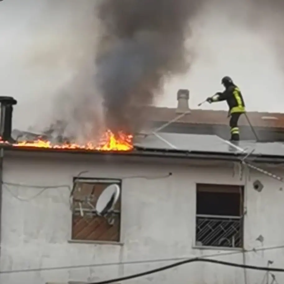 Incendio sul tetto di una casa a San Giovanni in Fiore, provvidenziale l’intervento dei Vigili del fuoco\n