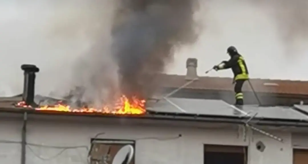 Incendio sul tetto di una casa a San Giovanni in Fiore, provvidenziale l’intervento dei Vigili del fuoco\n