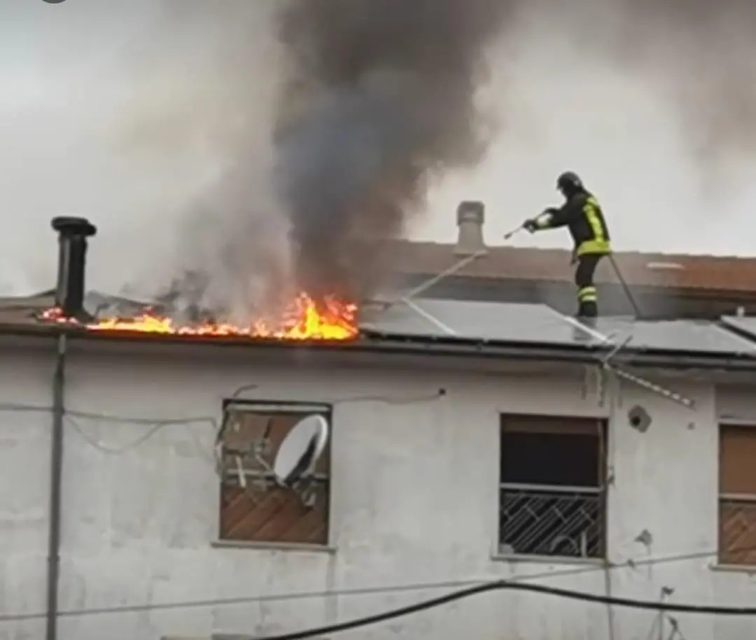 Incendio sul tetto di una casa a San Giovanni in Fiore, provvidenziale l’intervento dei Vigili del fuoco\n