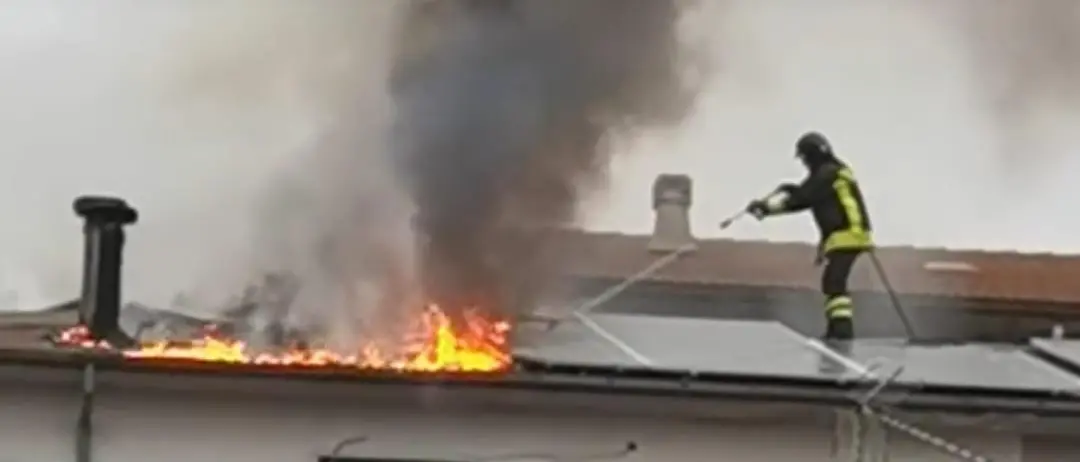Incendio sul tetto di una casa a San Giovanni in Fiore, provvidenziale l’intervento dei Vigili del fuoco\n