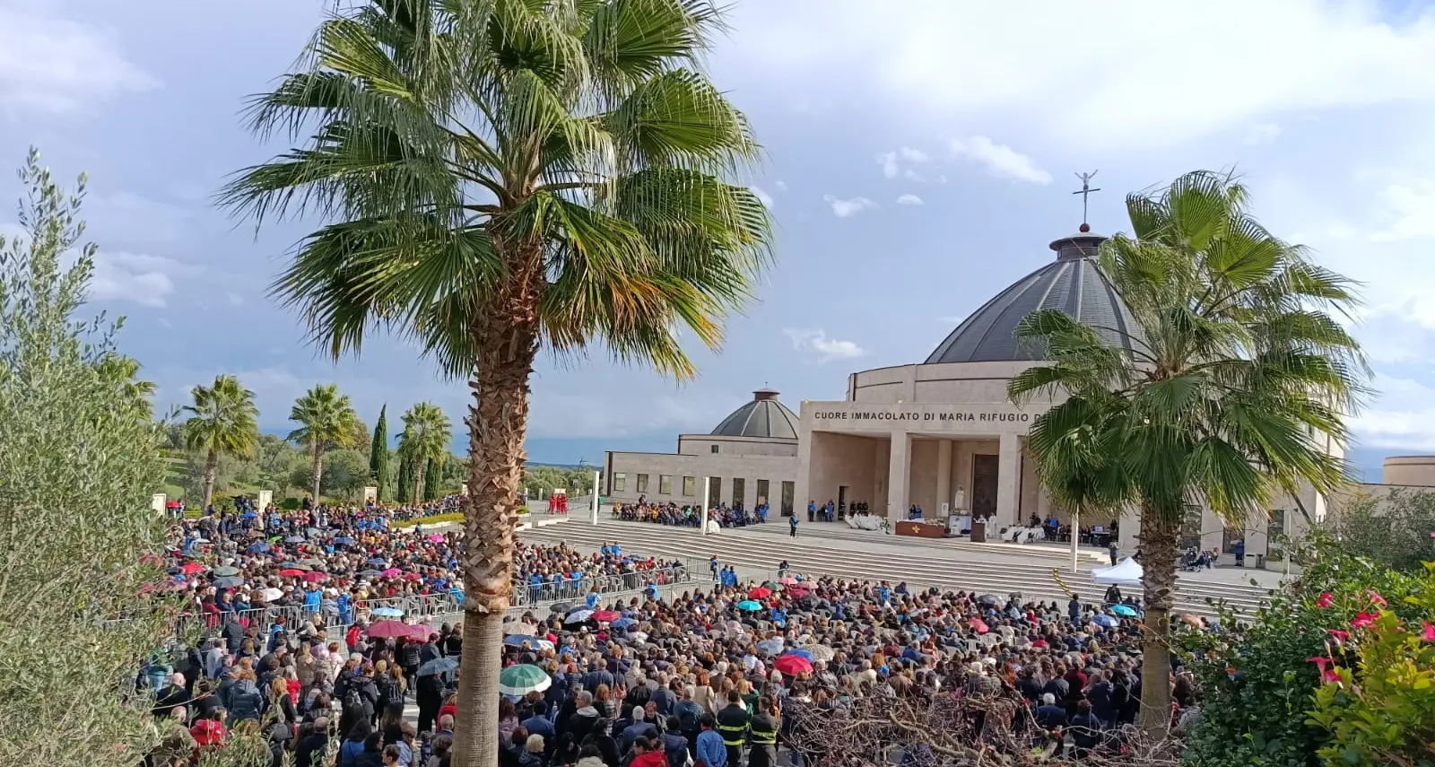 A Paravati in migliaia per mamma Natuzza: cerimonia per il 32° anniversario dell’arrivo della statua della Madonna
