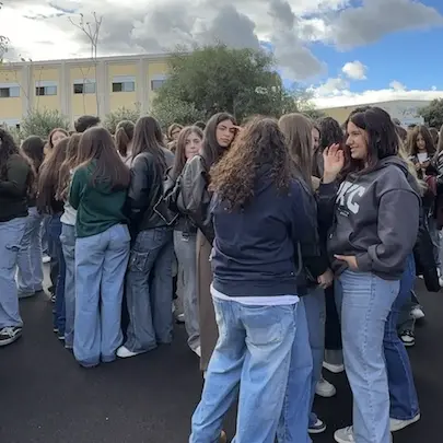 Sit-in degli studenti a Corigliano Rossano: «Dov’è l’acqua potabile a scuola?»
