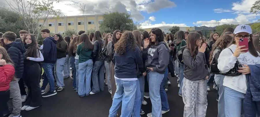 Sit-in degli studenti a Corigliano Rossano: «Dov’è l’acqua potabile a scuola?»