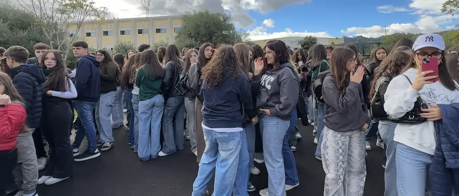 Sit-in degli studenti a Corigliano Rossano: «Dov’è l’acqua potabile a scuola?»