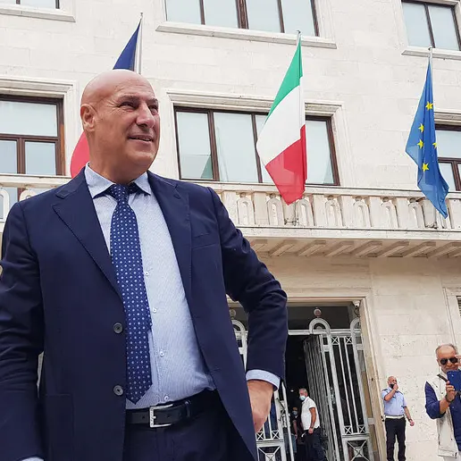 Dimesso dopo l’aggressione a un consigliere comunale, il sindaco Voce torna sui propri passi: «Continuerò a lavorare per Crotone»\n