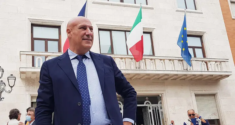 Dimesso dopo l’aggressione a un consigliere comunale, il sindaco Voce torna sui propri passi: «Continuerò a lavorare per Crotone»\n