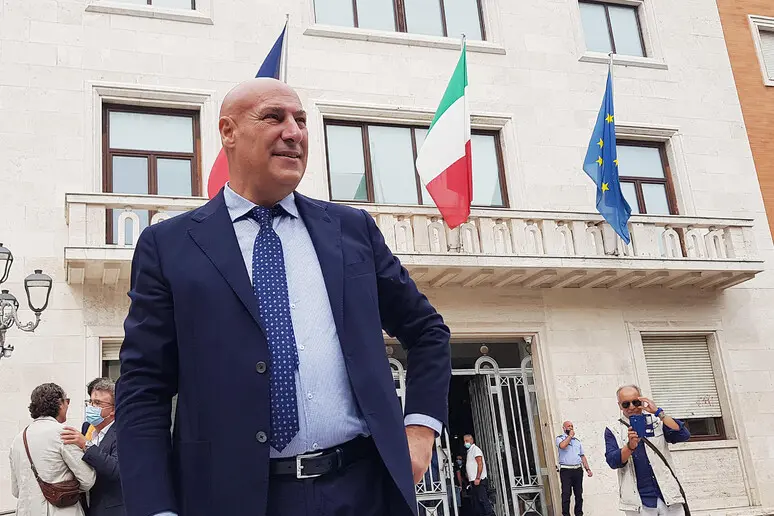 Dimesso dopo l’aggressione a un consigliere comunale, il sindaco Voce torna sui propri passi: «Continuerò a lavorare per Crotone»\n