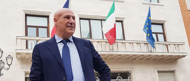 Dimesso dopo l’aggressione a un consigliere comunale, il sindaco Voce torna sui propri passi: «Continuerò a lavorare per Crotone»\n