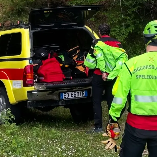 Trovato l’elicottero caduto tra Marche e Toscana: è distrutto e bruciato. A bordo c’erano due persone\n