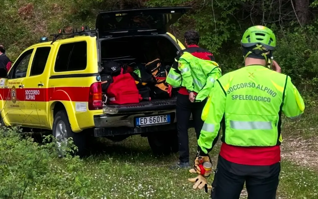 Trovato l’elicottero caduto tra Marche e Toscana: è distrutto e bruciato. A bordo c’erano due persone\n