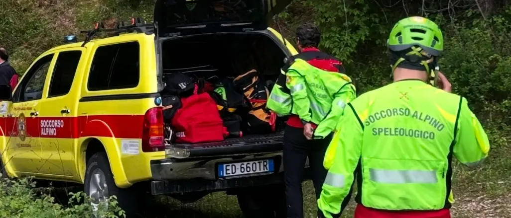 Trovato l’elicottero caduto tra Marche e Toscana: è distrutto e bruciato. A bordo c’erano due persone\n
