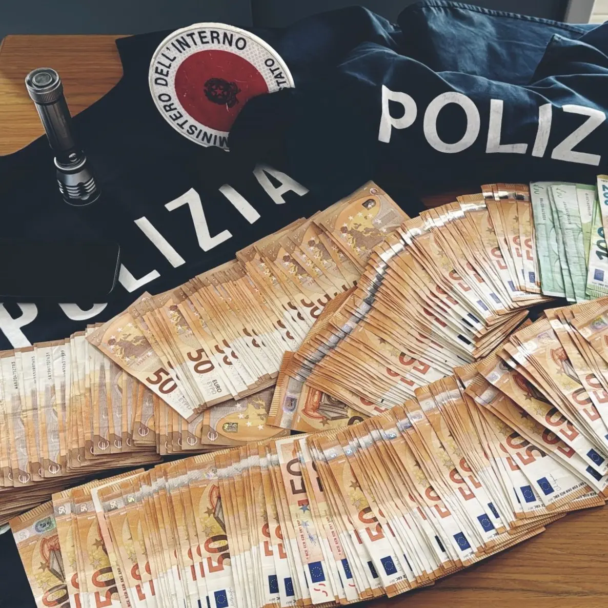 In auto con più di 17mila euro e senza patente: denunciato 40enne nel Reggino