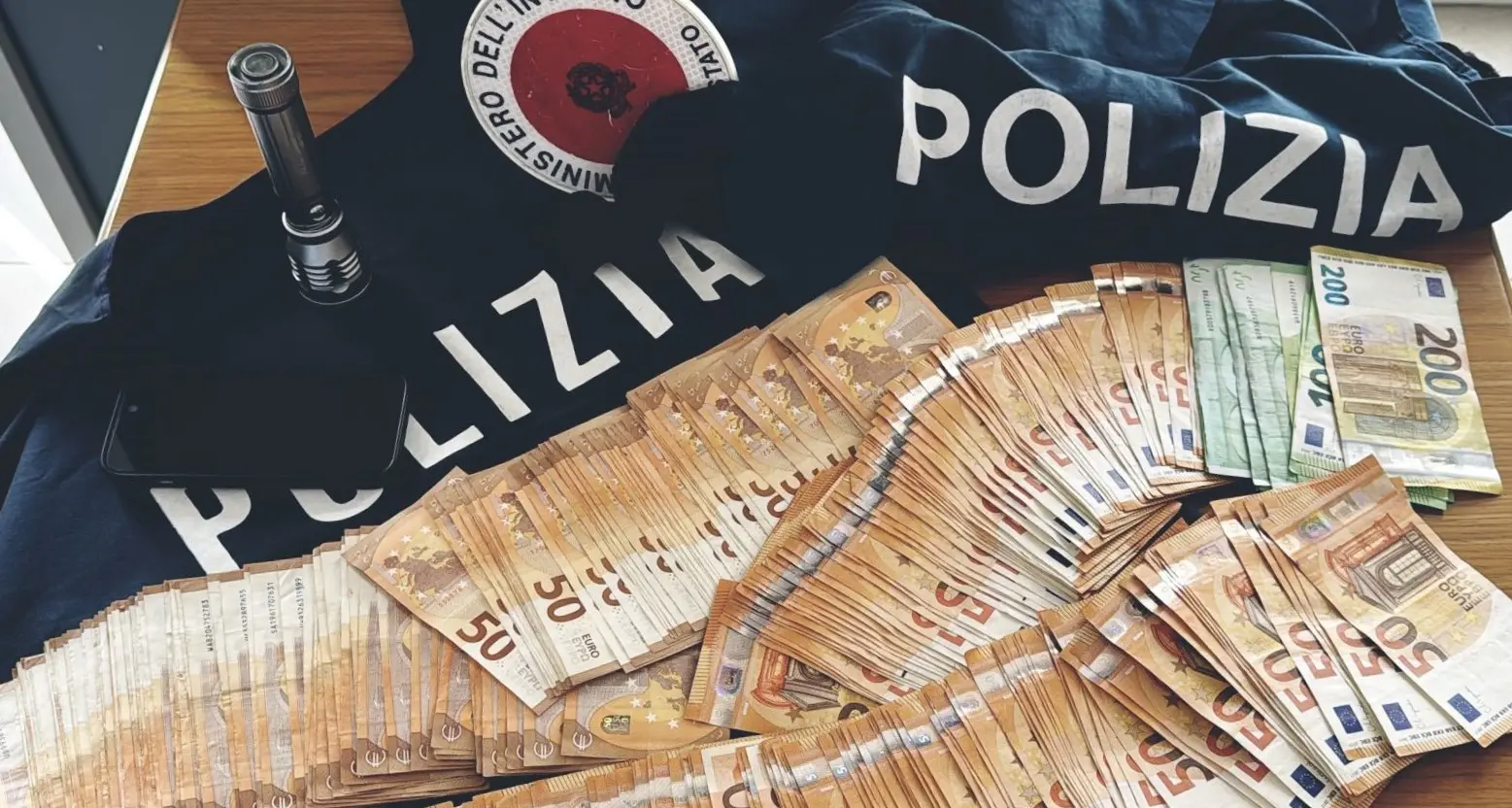 In auto con più di 17mila euro e senza patente: denunciato 40enne nel Reggino