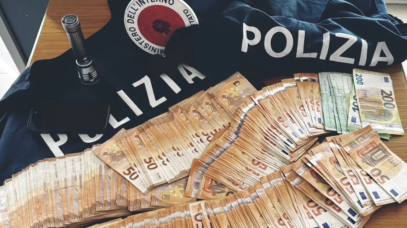 Polizia di Stato Reggio Calabria: denunciato per riciclaggio un 40enne fermato con 17.500 euro in contanti\n