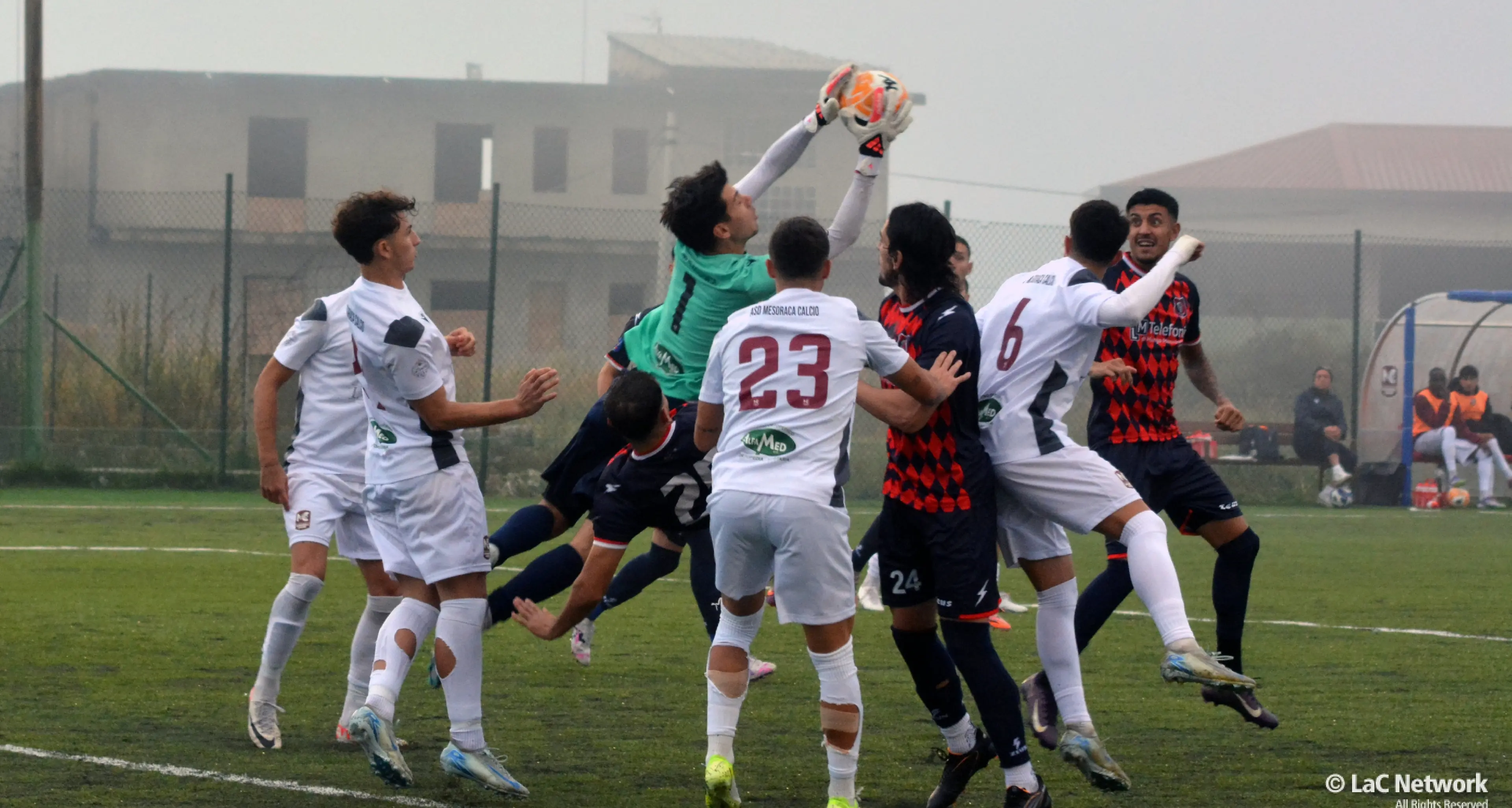 Promozione A, il Mesoraca frena contro l’Altomonte. Varacalli: «Nebbia e interruzioni, ma restiamo in vetta con merito»\n