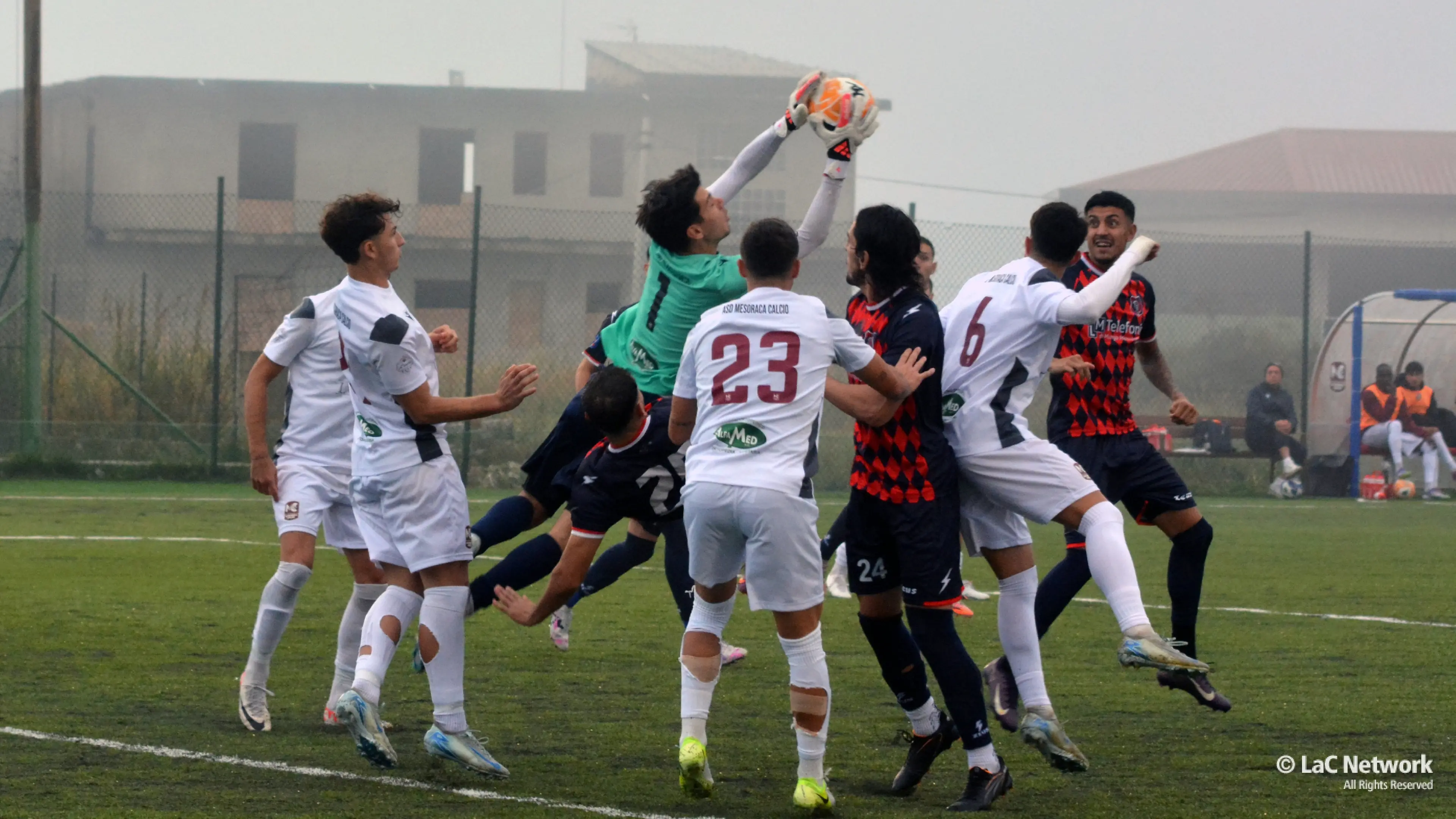 Promozione A, il Mesoraca frena contro l’Altomonte. Varacalli: «Nebbia e interruzioni, ma restiamo in vetta con merito»\n