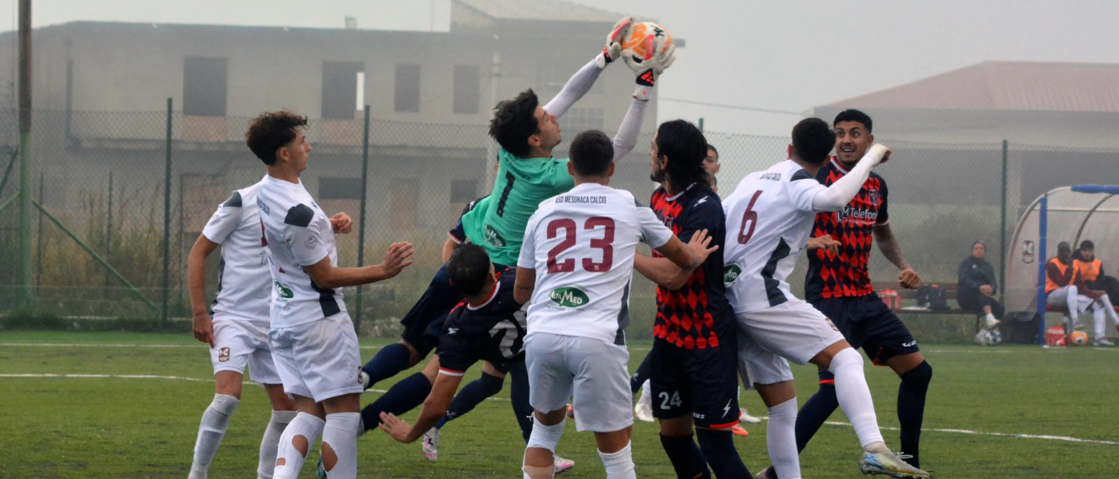 Promozione A, il Mesoraca frena contro l’Altomonte. Varacalli: «Nebbia e interruzioni, ma restiamo in vetta con merito»\n