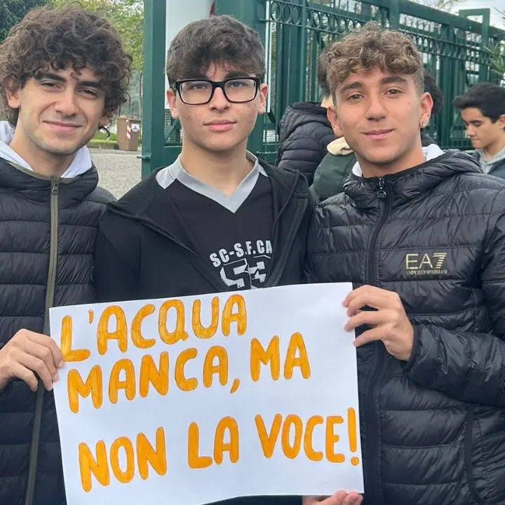 Studenti in protesta al Liceo di Rossano, Stasi: «Carenza idrica legata a problemi strutturali»\n