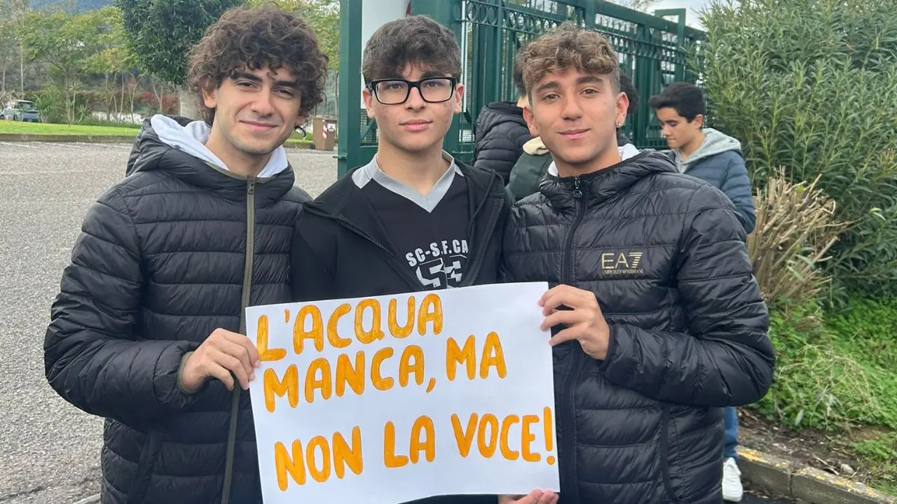 Studenti in protesta al Liceo di Rossano, Stasi: «Carenza idrica legata a problemi strutturali»\n