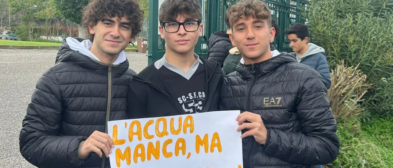 Studenti in protesta al Liceo di Rossano, Stasi: «Carenza idrica legata a problemi strutturali»\n