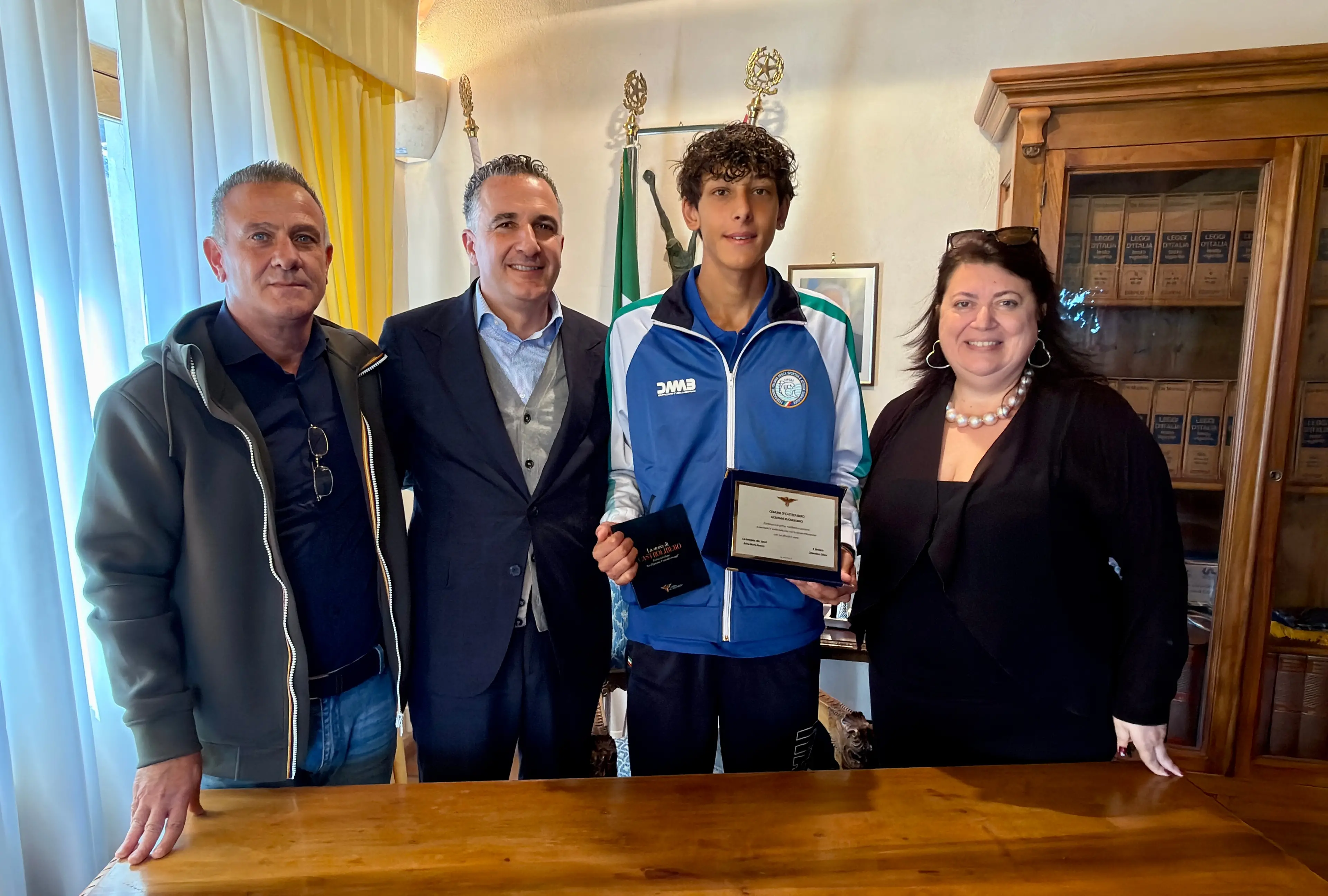 Il Comune di Castrolibero premia il giovane campione di Surf Casting Giovanni Buongiorno\n