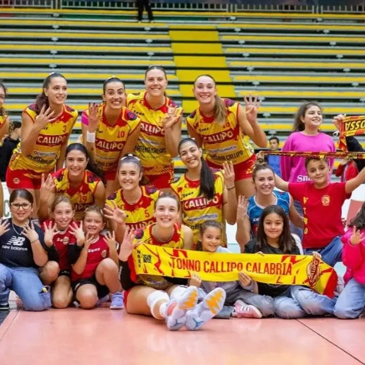 Volley, la Tonno Callipo femminile batte anche Castellana Grotte e vola a punteggio pieno: secco 3-0 ai danni delle pugliesi\n
